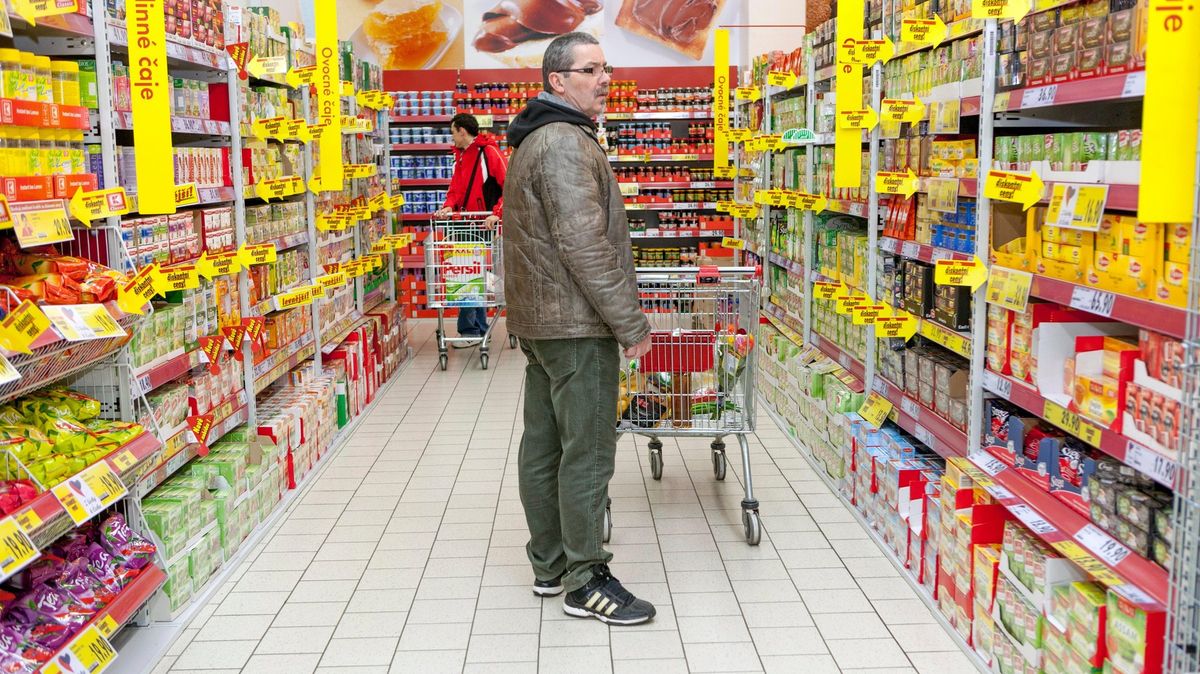 Více než polovina Čechů nakupuje potraviny zásadně ve slevách